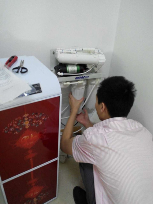 正在更換反滲透膜凈水器中的濾芯